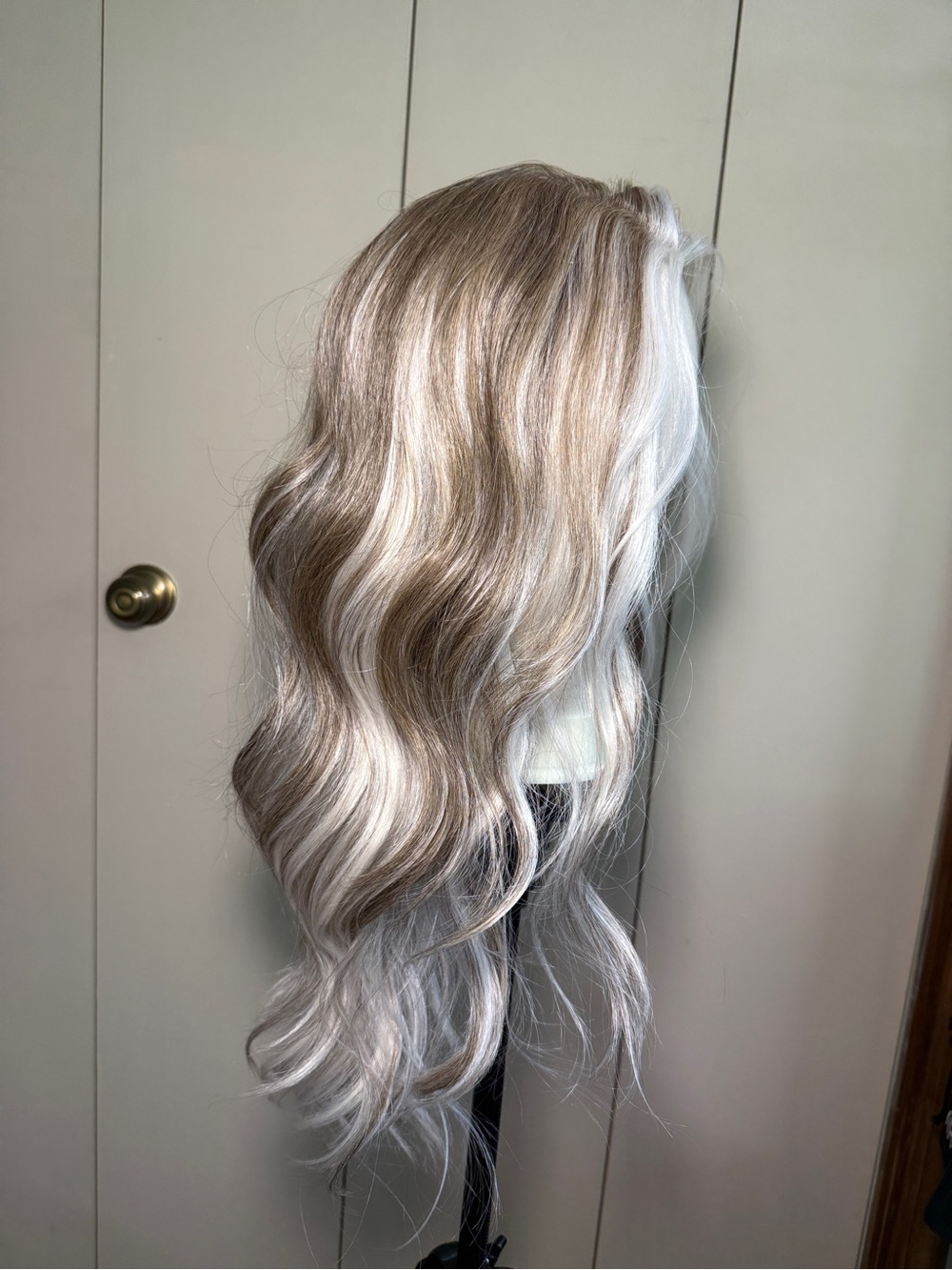 Grey highlight 13x6 lacefront synthetic wig 22inch NEW!! - Picture 4 of 9